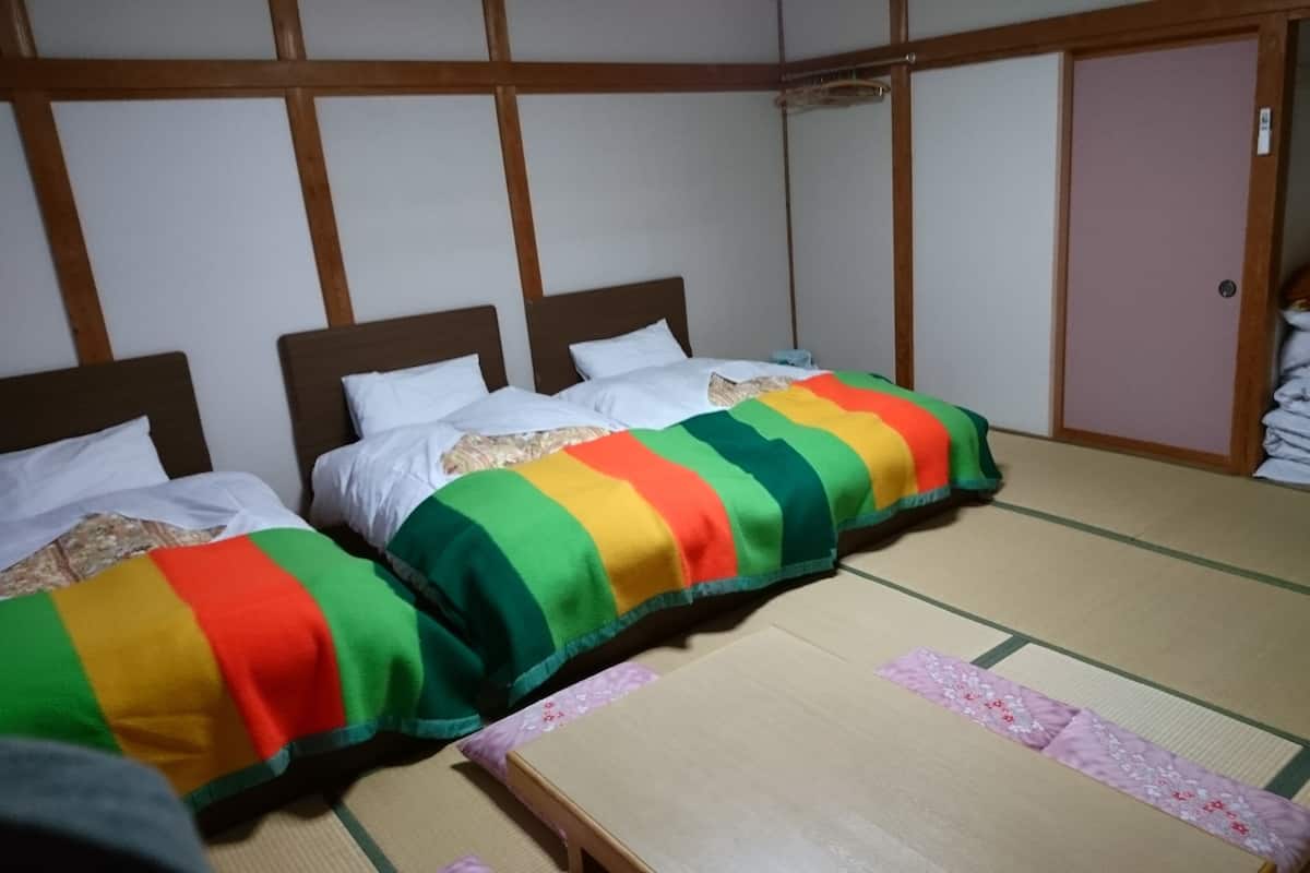 Chambre Familiale, salle de bains commune | Coffres-forts dans les chambres, Wi-Fi gratuit