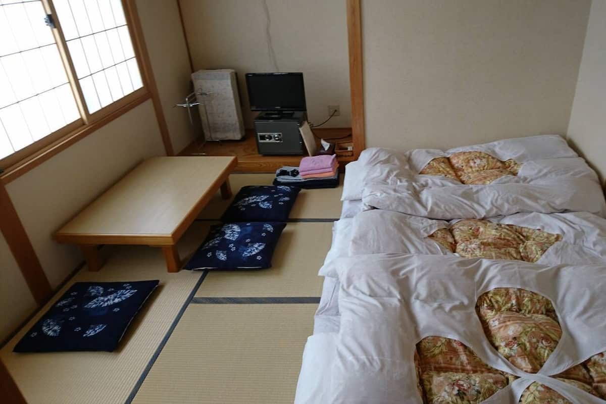 Chambre Triple Économique, salle de bains commune | Coffres-forts dans les chambres, Wi-Fi gratuit