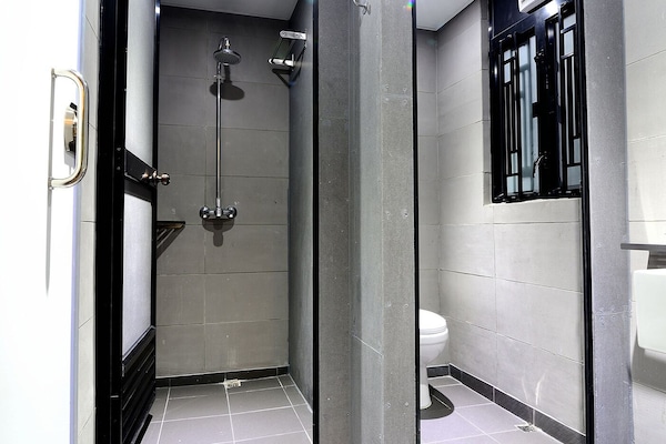 Shower, free toiletries, hair dryer, towels