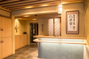 ฝ่ายต้อนรับ