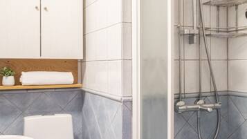 Huoneisto | Kylpyhuone | Suihku, hiustenkuivaaja, pyyhkeet, saippua