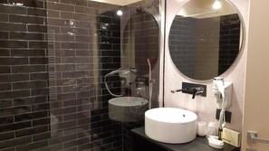 Shower, rainfall showerhead, free toiletries, hair dryer - Theatrum Rooms and Apartments (Verona)