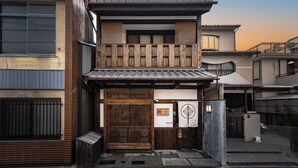 Et traditionelt japansk hus med en træport, tatami-gulv og en lille altan.