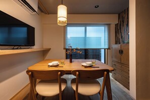 Ferienhaus (Private Vacation Home, Wakakawa) | Essbereich im Zimmer