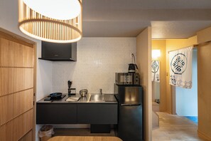 Ferienhaus (Private Vacation Home, Rakusui) | Eigene Küche | Kühlschrank, Mikrowelle, Herdplatte, Wasserkocher