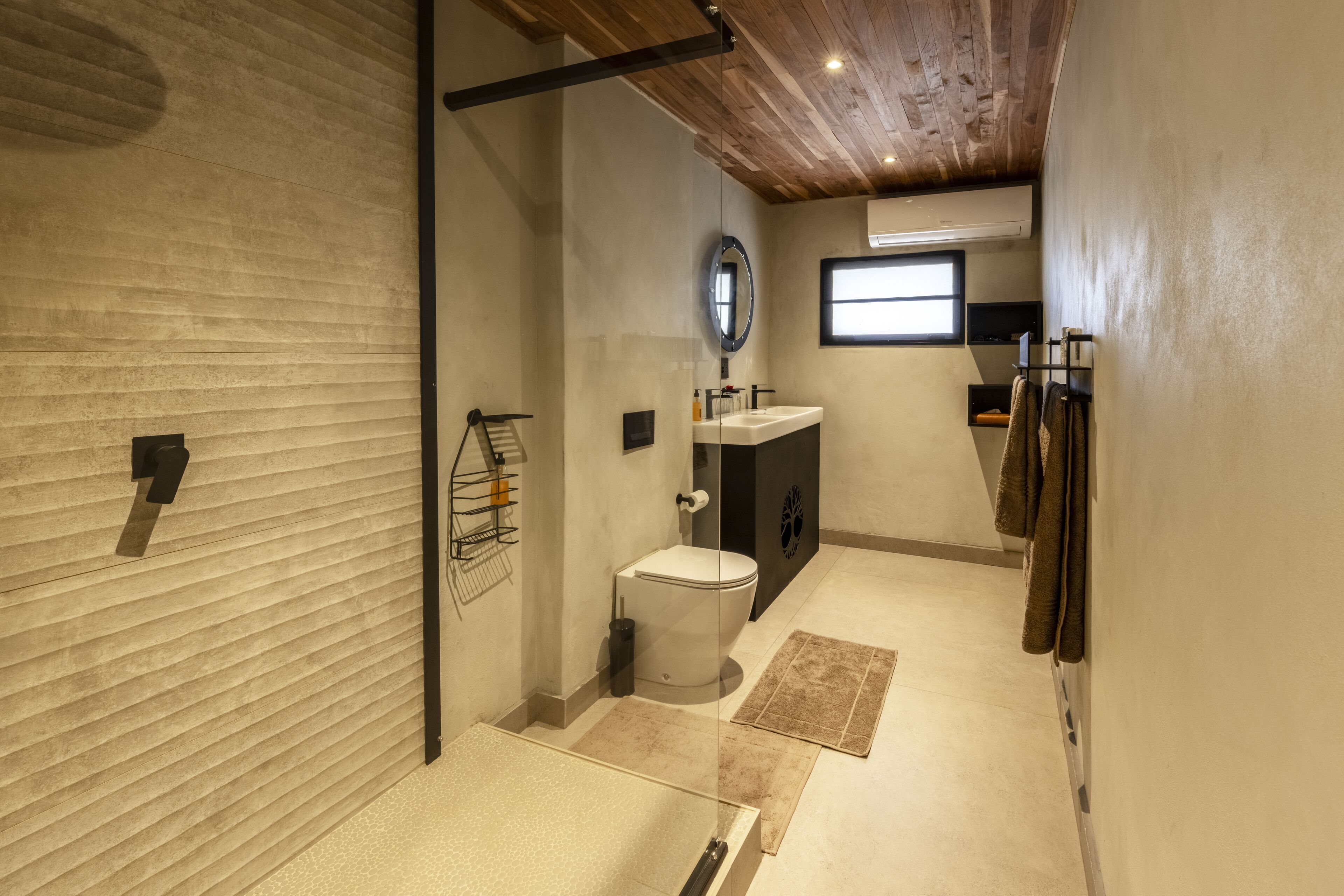 Une salle de bain moderne avec des toilettes, un lavabo et un miroir.