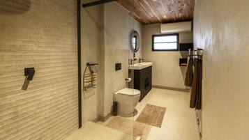 Une salle de bain moderne avec des toilettes, un lavabo et un miroir.