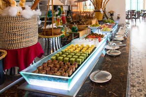 Daily buffet breakfast (VND 350000 per person)
