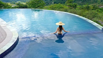 Piscina externa, funciona das 6h às 18h, guarda-sóis, espreguiçadeiras