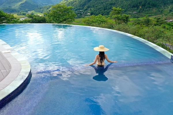 Piscine extérieure, parasols de plage, chaises longues