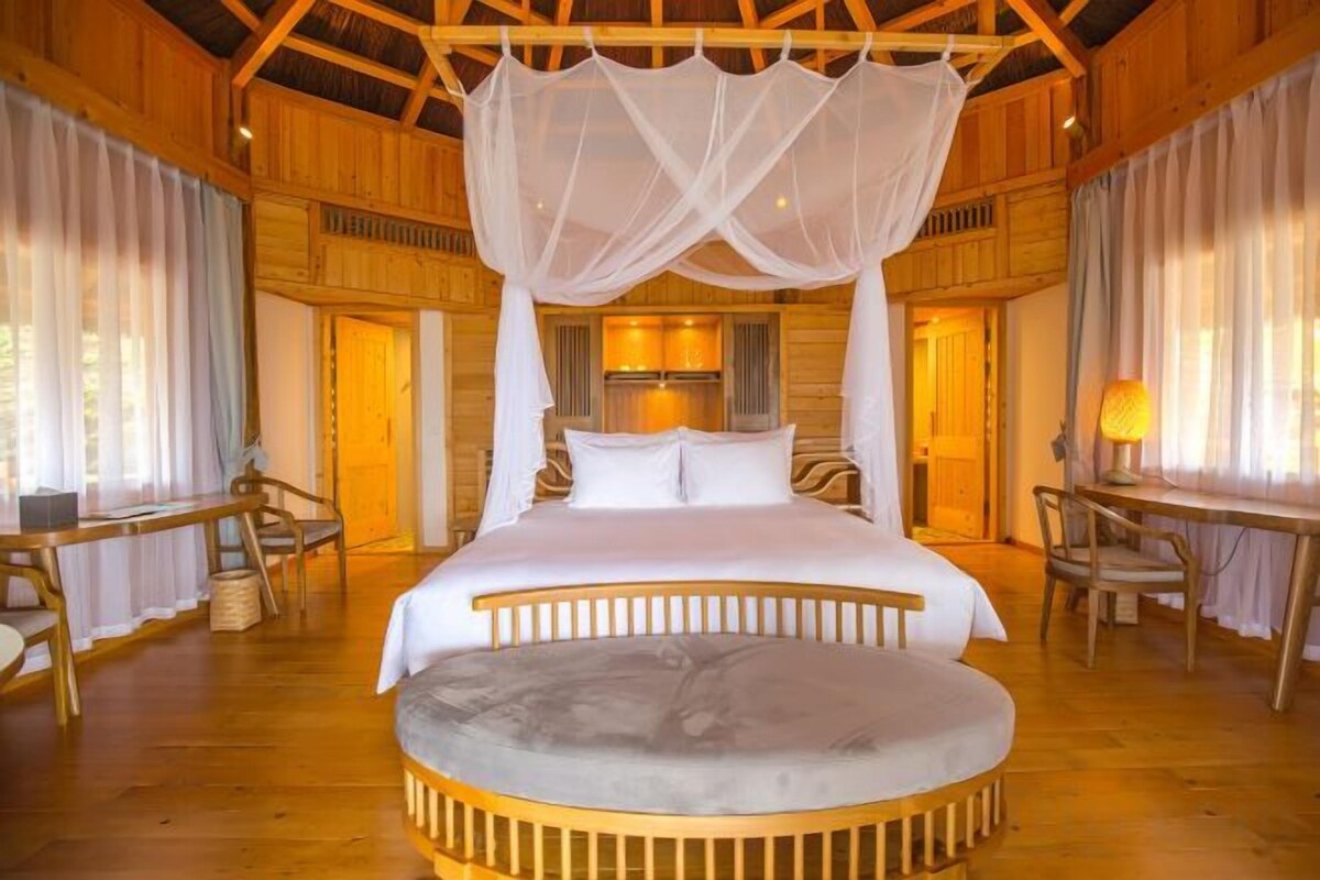 In-room safe, free WiFi, bed sheets