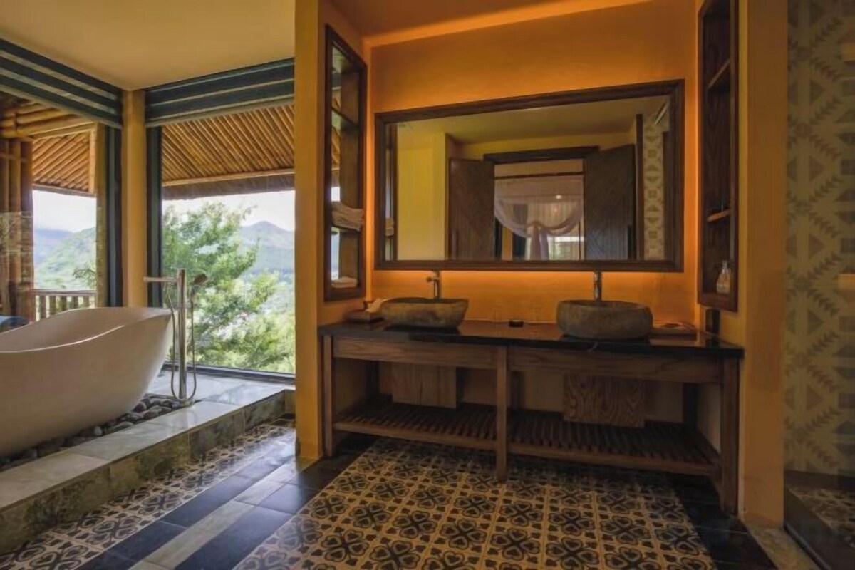Baño | Artículos de higiene personal gratuitos, secador de pelo y albornoces