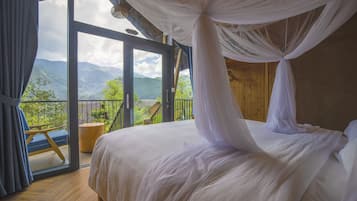 Glamour | Premium bedding, down comforters, pillowtop beds, in-room safe