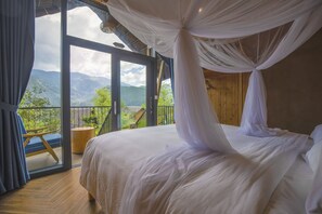 Premium bedding, down duvets, pillow-top beds, in-room safe - Le Champ Tu Le Resort Hot Spring & Spa (Van Chan)