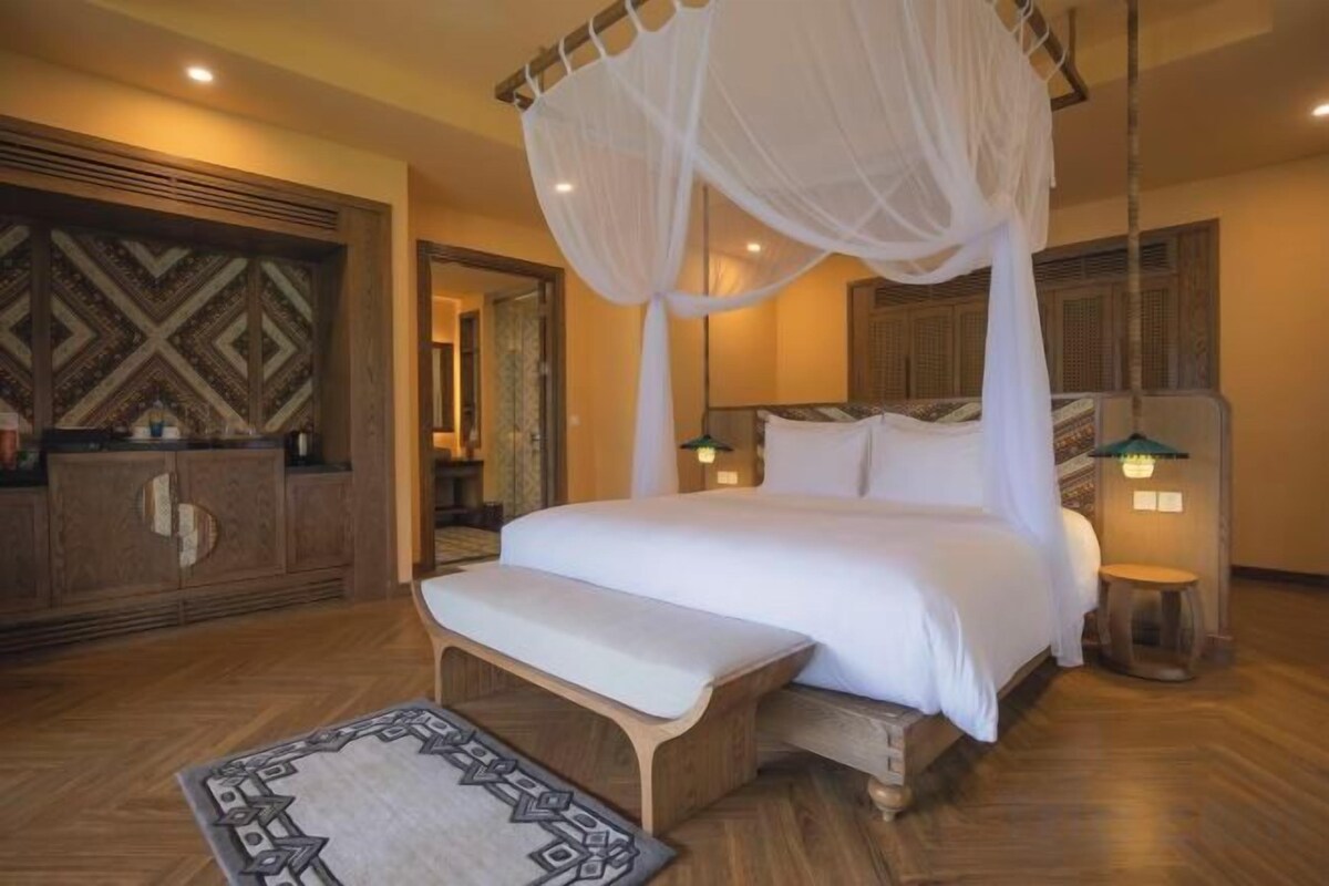 In-room safe, free WiFi, bed sheets