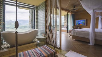 Mountain Express | Bathroom | Hydromassage showerhead, free toiletries, hair dryer, bathrobes