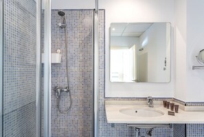 Dusche, Haartrockner, Handtücher