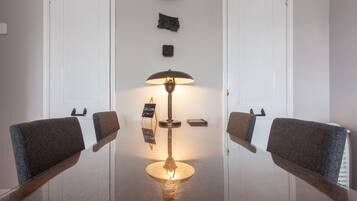 Deluxe appartement | Woonkamer | Een 30-inch flatscreentelevisie met kabelzenders en een televisie