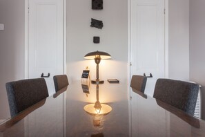 Deluxe Apartment | Living room | 30-inch flat-screen TV with cable channels, TV