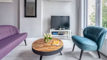 Appartement Deluxe | Salle de séjour | Télévision à écran plat de 30 pouces avec chaßnes par cùble, télévision