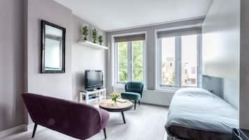 Appartement Deluxe | Salle de séjour | Télévision à écran plat de 30 pouces avec chaßnes par cùble, télévision