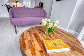 Deluxe Apartment | Living room | 30-inch flat-screen TV with cable channels, TV - Bed and Breakfast The Rose (Haarlem)