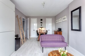 Deluxe-huoneisto | Olohuone | 30–tuumainen taulutelevisio, jossa kaapelikanavat