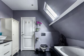 Deluxe Apartment | Bathroom | Separate tub and shower, deep soaking tub, rainfall showerhead - Bed and Breakfast The Rose (Haarlem)