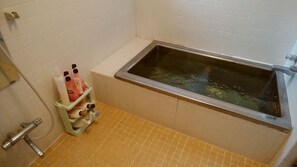 Gratis toiletartikler, h årtørrer, hjemmesko, håndklæder