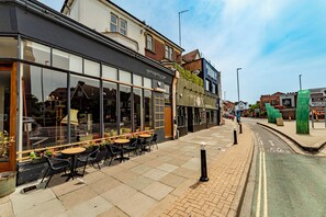 Outdoor dining - Garden facing studio with Juliet balcony. Walk to seafront, shops & restaurants. (Portsmouth)