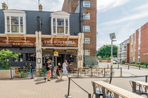 Outdoor dining - Quiet Southsea Studio | Walk to Seafront | Ideal for Work Stays (Portsmouth)