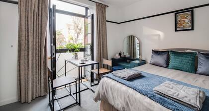 Garden facing studio with Juliet balcony. Walk to seafront, shops & restaurants.