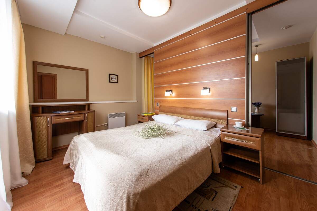 Suite (1) | In-room safe, iron/ironing board (on request), WiFi (free), bed sheets
