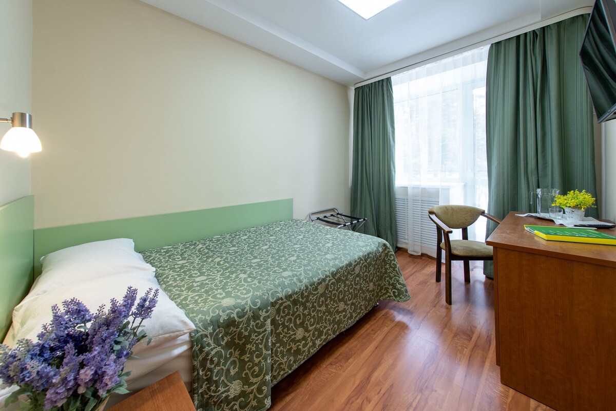 Single Room | In-room safe, iron/ironing board (on request), WiFi (free), bed sheets