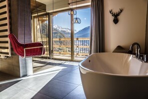 Banheira, secador de cabelo, toalhas de banho, papel higiênico