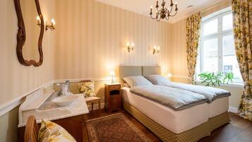 Rooms Gut Heidefeld ecru | Hypoallergeen beddengoed, een kluis op de kamer, individueel gedecoreerd