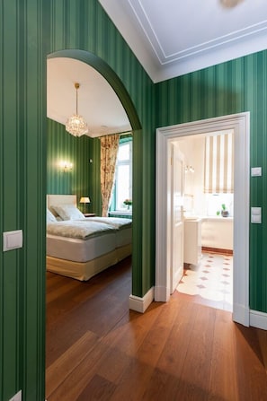 Rooms Gut Heidefeld green | Allergikerbettwaren, Zimmersafe, individuell dekoriert