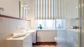 Een douche, gratis toiletartikelen, een haardroger, handdoeken