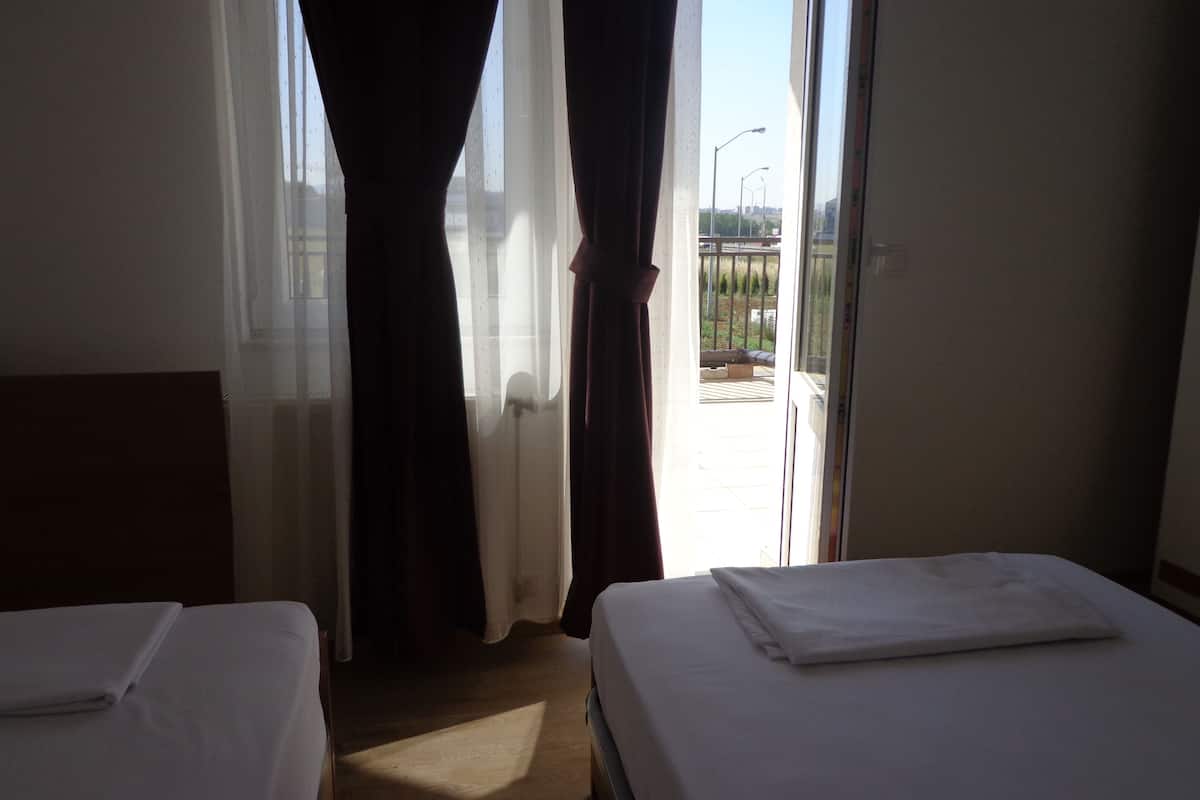 Standard Quadruple Room (1) | Desk, soundproofing, WiFi (free), bed sheets