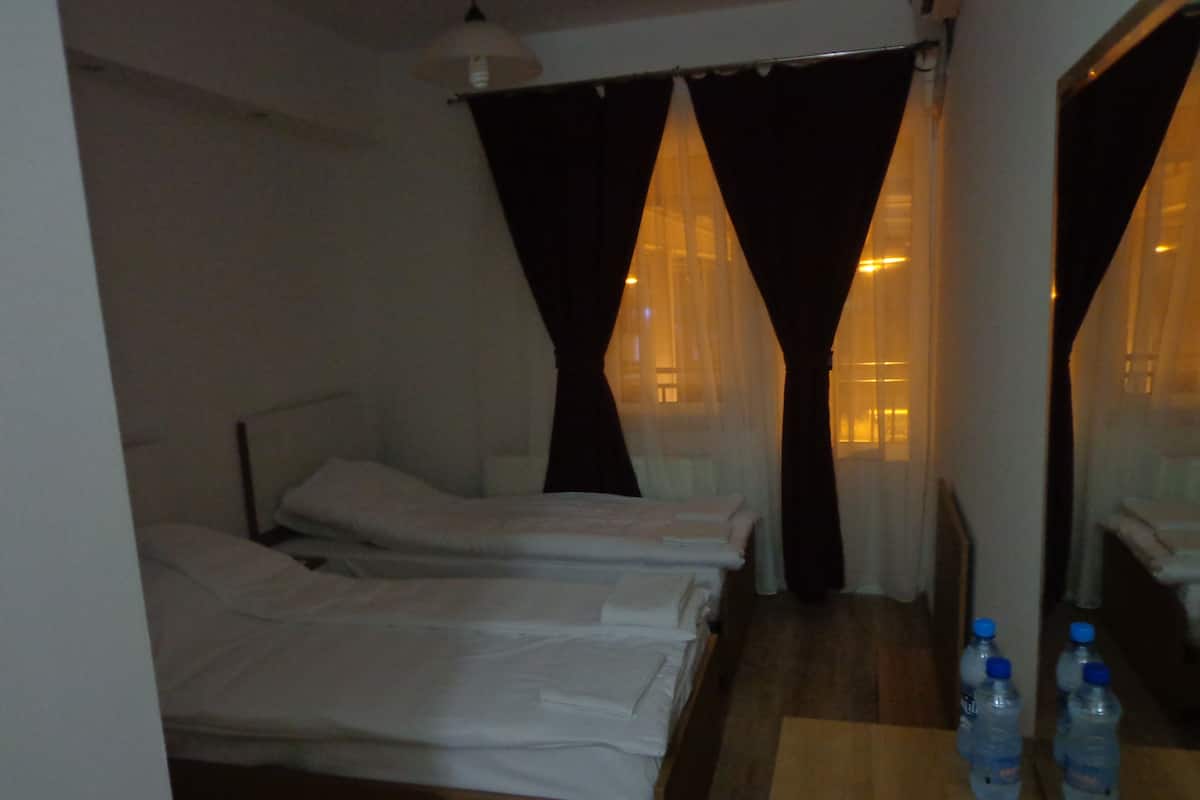 Twin Room, Balcony | Desk, soundproofing, WiFi (free), bed sheets