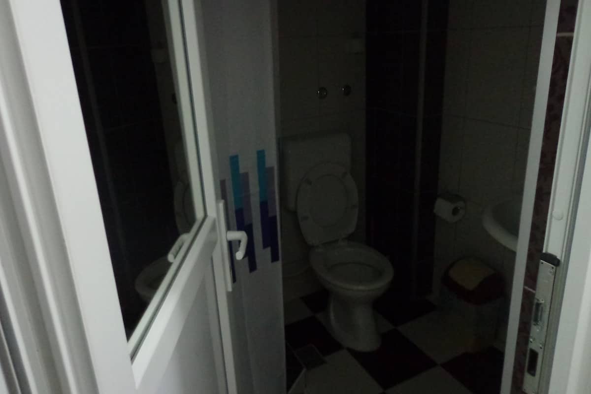 Single Room | Bathroom | Hair dryer, towels, toilet paper