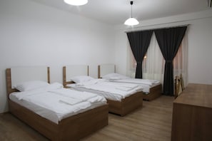 Schreibtisch, schallisolierte Zimmer, kostenloses WLAN, Bettwäsche