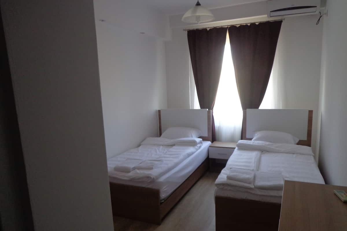 Standard Twin Room | Desk, soundproofing, WiFi (free), bed sheets