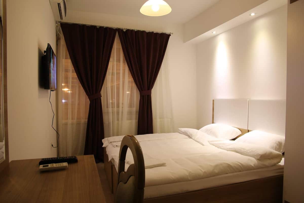 Desk, soundproofing, WiFi (free), bed sheets