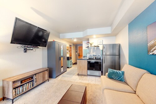 Valoisa ja värikäs studio henkeäsalpaavilla vuoristomaisemilla!