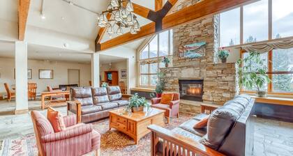 Bright and colorful studio with breathtaking mountain views