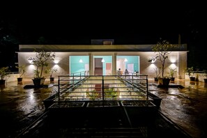 Mặt tiền nơi lưu trú - ban đêm