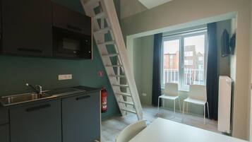 Studio suite | Privékeuken | Een microgolfoven, een espressoapparaat, een waterkoker