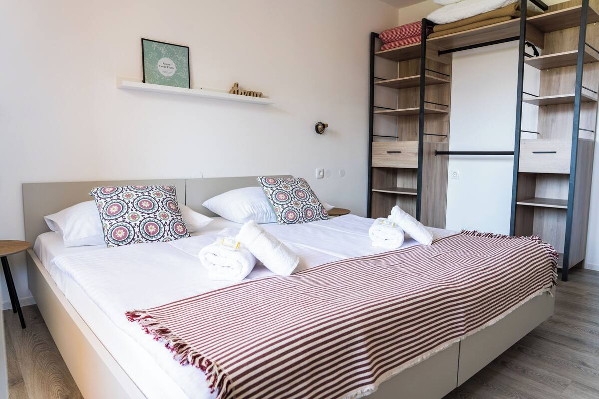 Apartment, 1 Bedroom, Balcony, Lake View | Soundproofing, cribs (free), WiFi (free), bed sheets