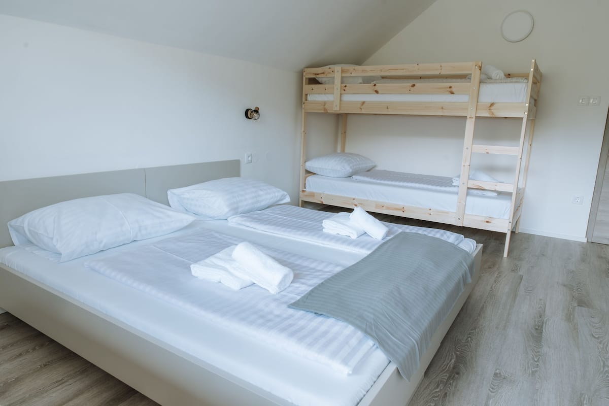 Departamento Deluxe, balcón, vista al lago | 1 habitación, insonorización, cunas gratuitas y wifi gratis